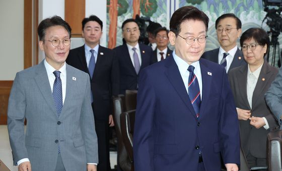 국무회의 입장하는 이재명 대통령