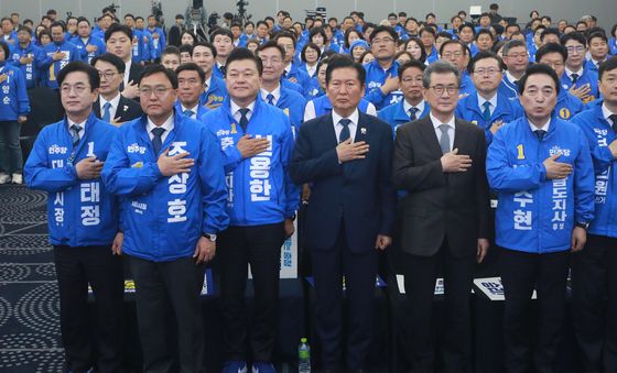 국민의례하는 정청래 대표와 공천자들