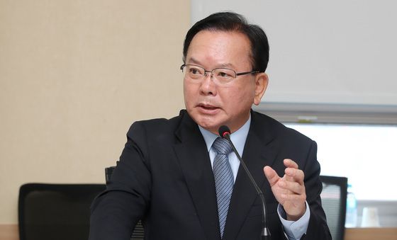 TK 기계산업 활성화 방안 논의하는 김부겸