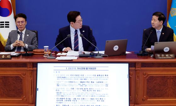 구윤철 부총리와 대화하는 이재명 대통령