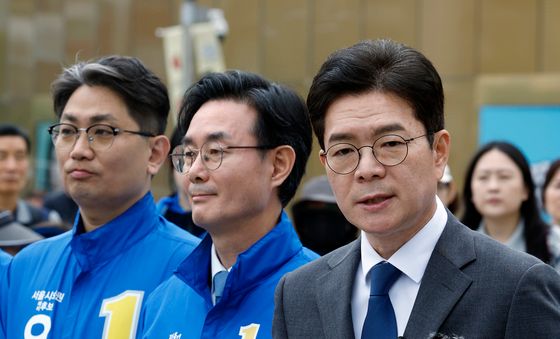 공약 발표 마친 뒤 질의응답 갖는 정원오 후보