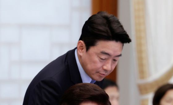 강훈식 비서실장 보고 받는 이재명 대통령
