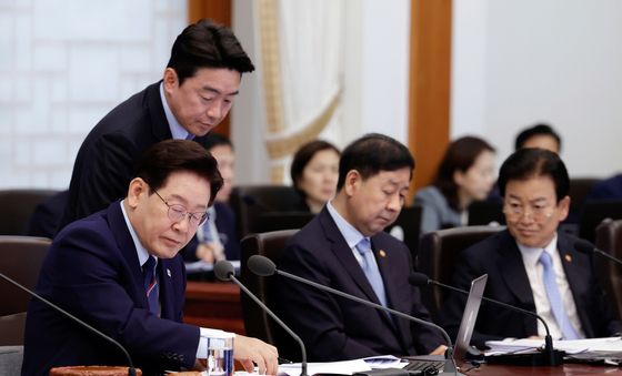 강훈식 비서실장 보고 받는 이재명 대통령
