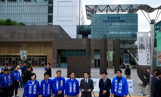 동대문구 후보들과 함께 공약 발표하는 정원오 후보