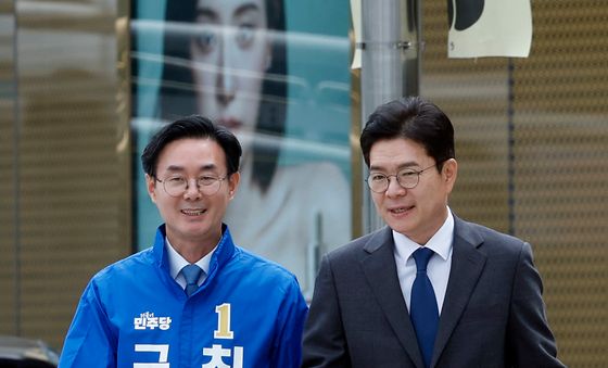 동대문구청장 후보와 함께 이동하는 정원오 후보