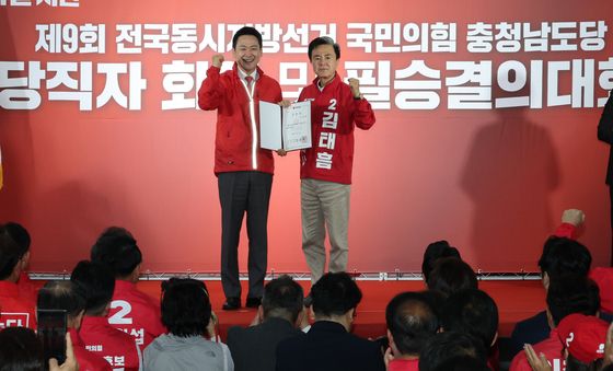 공천장 전달하는 장동혁 대표