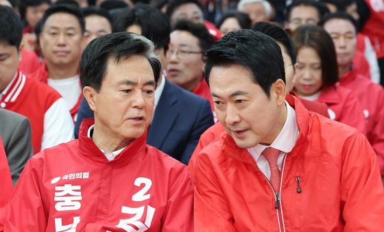 김태흠 충남지사 후보와 대화하는 장동혁