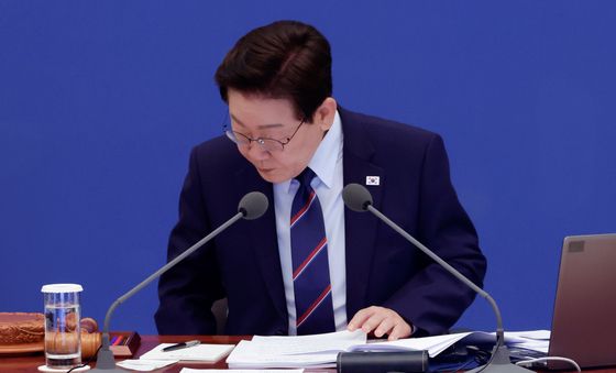자료 보는 이재명 대통령