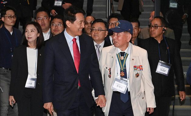 류재식 서울시지부 대표와 감사의 정원 미디어홀 둘러보는 오세훈 후보