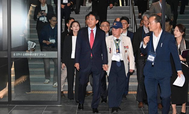 감사의 정원 지하 미디어홀 라운딩하는 오세훈 서울시장 후보