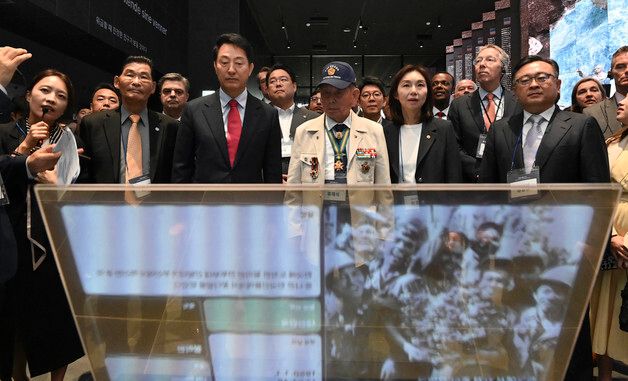 감사의 정원 지하 미디어홀 라운딩하는 오세훈 후보