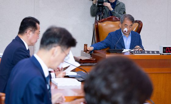 의사봉 두드리는 윤준병 농림축산식품법안심사소위원장