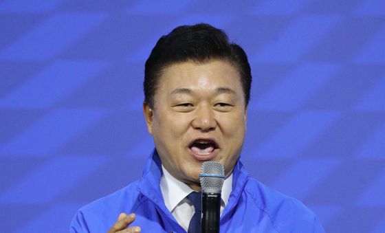 승리 각오 밝히는 신용한 충북지사 후보