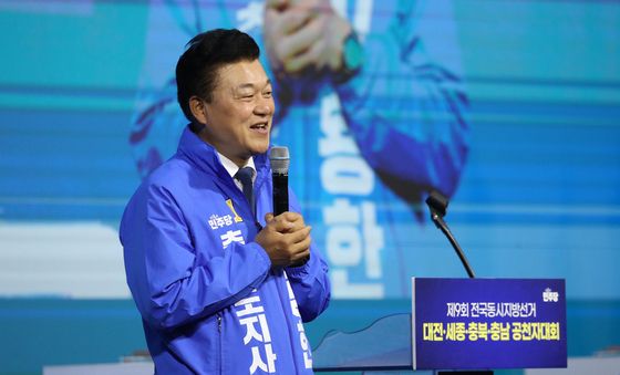 승리 의지 다지는 신용한 충북지사 후보