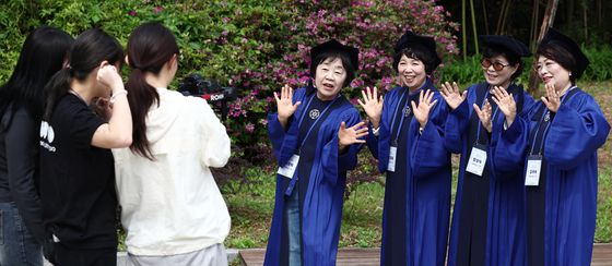 선후배가 함께 하는 졸업사진 촬영