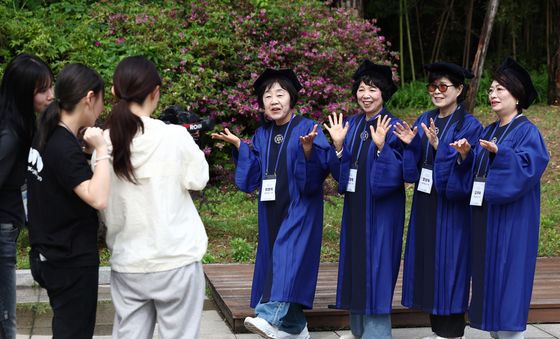 선후배가 함께 하는 졸업사진 촬영
