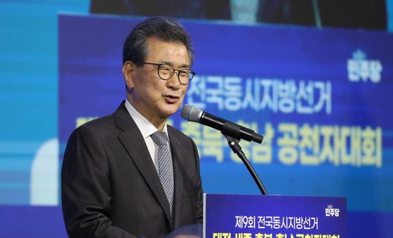인사말하는 이시종 공동상임선대위원장