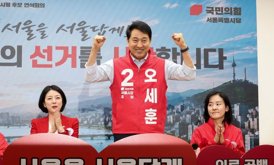 당 선대위 연석회의 참석한 오세훈 '주먹 불끈'