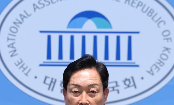 기자회견하는 김선교