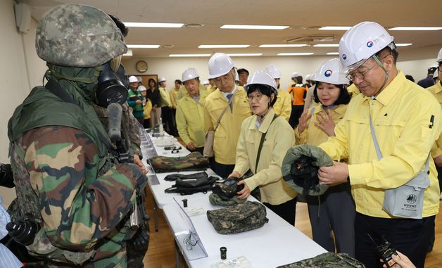 방독면 살펴보는 윤호중 장관