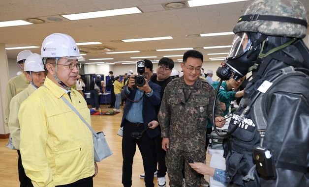 툭수 보호의 설명 듣는 윤호중 장관