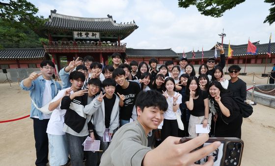 화성행궁으로 수학여행 온 학생들