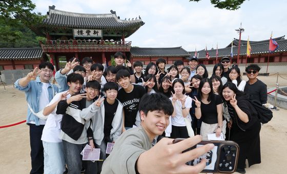 화성행궁으로 수학여행 온 학생들