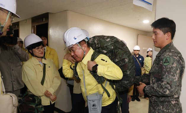 민방위 훈련 참가하는 윤호중 장관