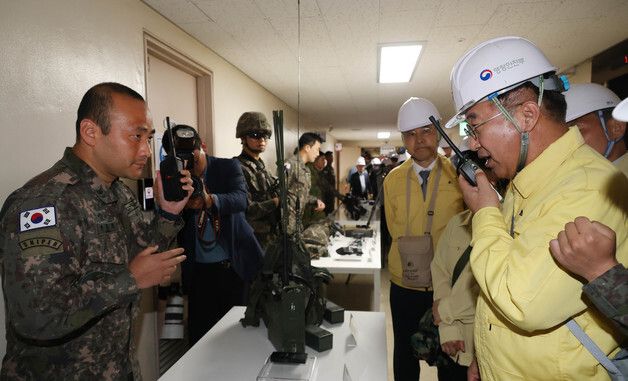 무전기 사용하는 윤호중 장관