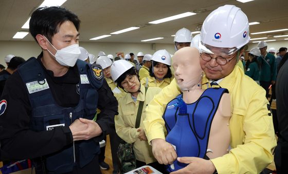 하임리히법 하는 윤호중 장관