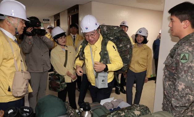 완전군장 체험하는 윤호중  장관