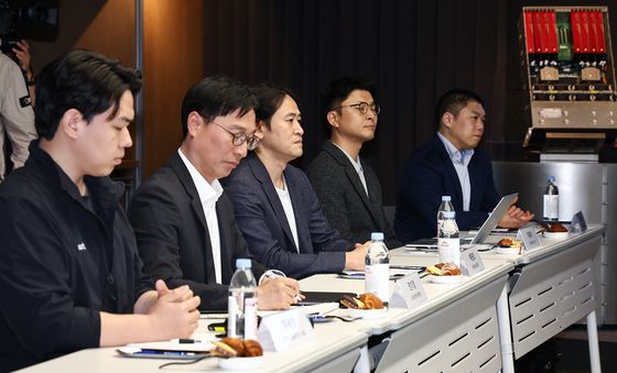 경청하는 AI 반도체 기업 관계자들