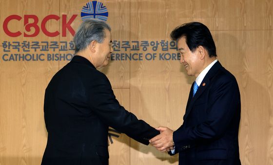 이용훈 주교 예방하는 정동영 통일부 장관