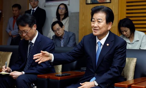 이용훈 주교 질문에 답하는 정동영 장관