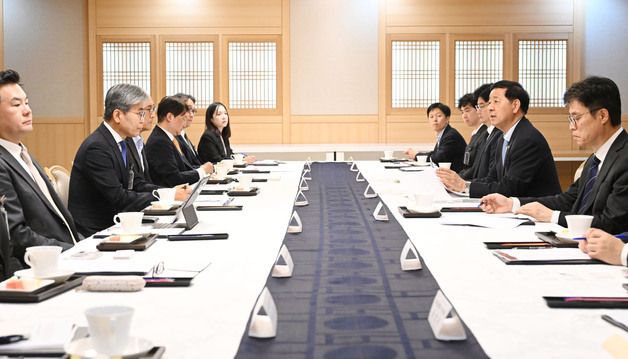 국채시장 자문위원회 주재하는 구윤철 부총리