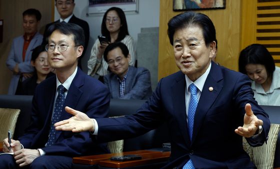 정동영 장관 '축구표 필요하시면 다 드리겠습니다'