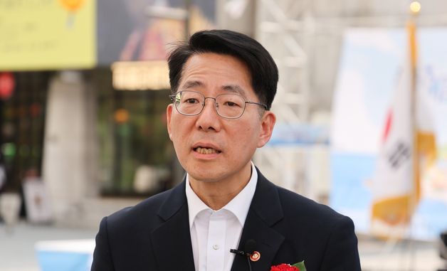 인터뷰하는 황종우 해수부 장관