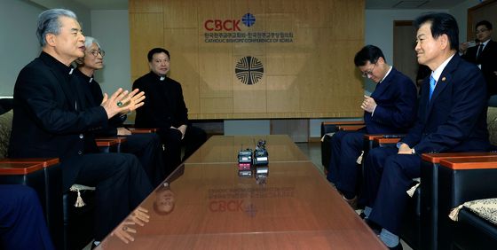 이용훈 주교 발언 경청하는 정동영 장관
