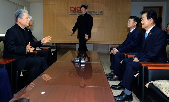 정동영 통일부 장관, 이용훈 주교 발언 경청