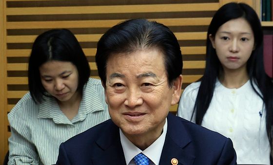 경색된 남북 관련 설명하는 정동영 장관