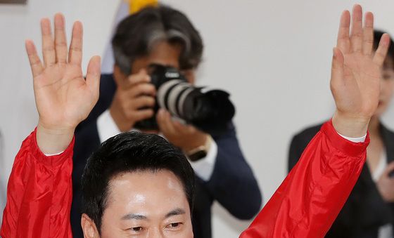 손 흔드는 장동혁