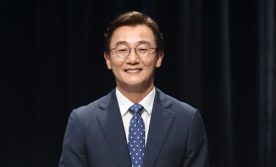 토론회 리허설하는 전재수 부산시장 후보