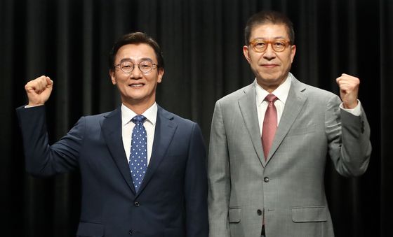 부산시장 후보 토론회 참석한 전재수·박형준