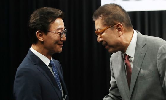 악수하는 전재수·박형준 부산시장 후보