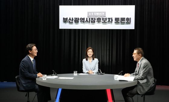 부산시장 후보 첫 TV토론회 참석한 전재수·박형준
