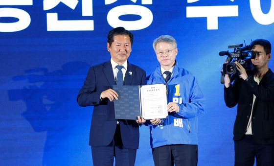 공천장 받는 민형배 전남광주특별시장 후보