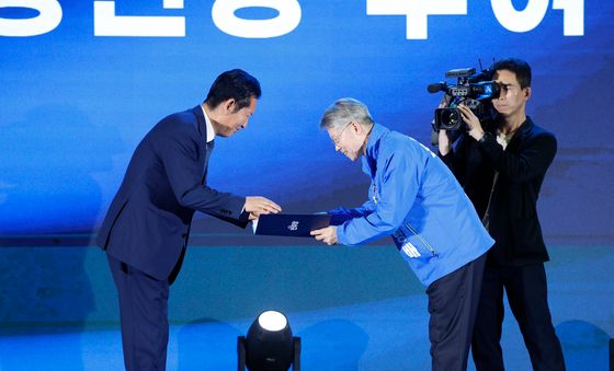 공천장 받는 민형배 후보