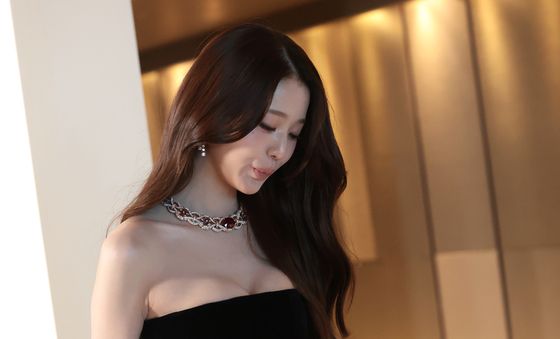장원영, 관능미 넘치는 자태
