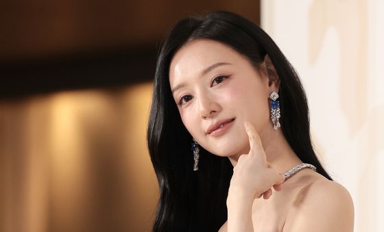 김지원, 시간을 멈추게 하는 아름다움