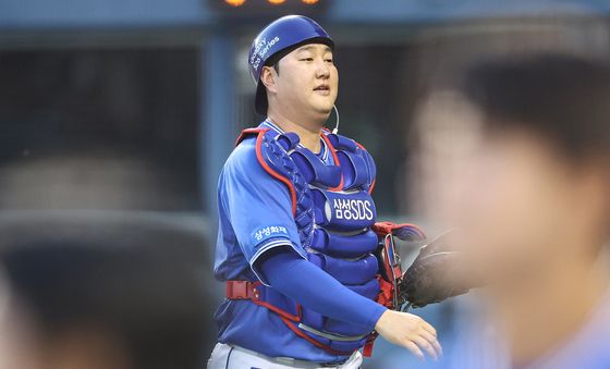 더그아웃 향하는 삼성 포수 장승현
